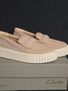 Clarks Women's 5W Light Beige Suede Platform Penny Loafers